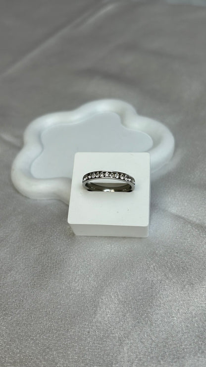 Bague vintage argenté et strass style alliance taille 58