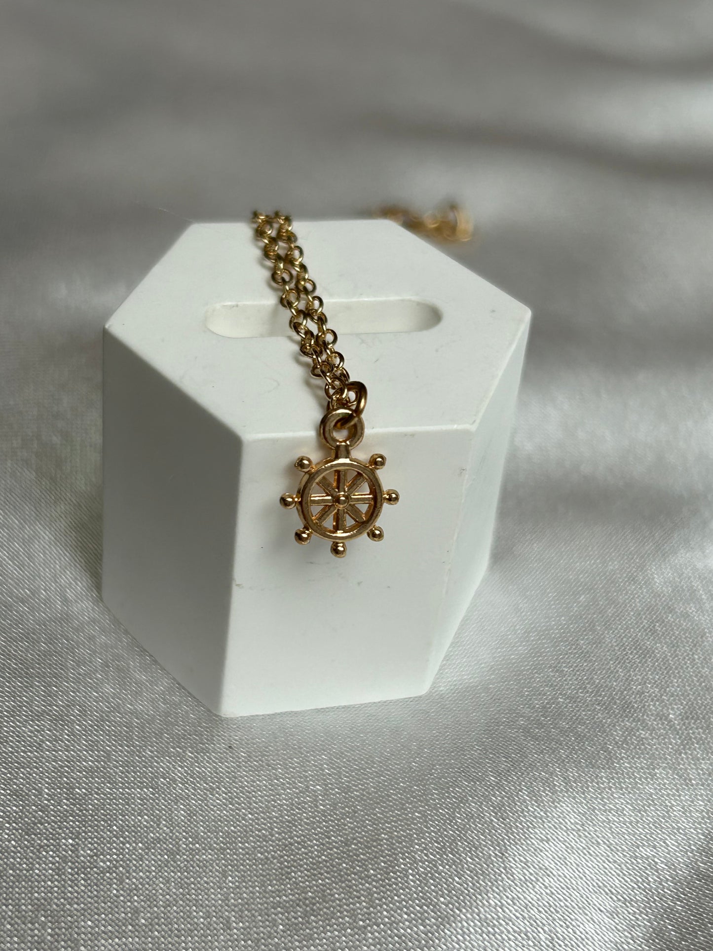 Pendentif doré volant de bateau