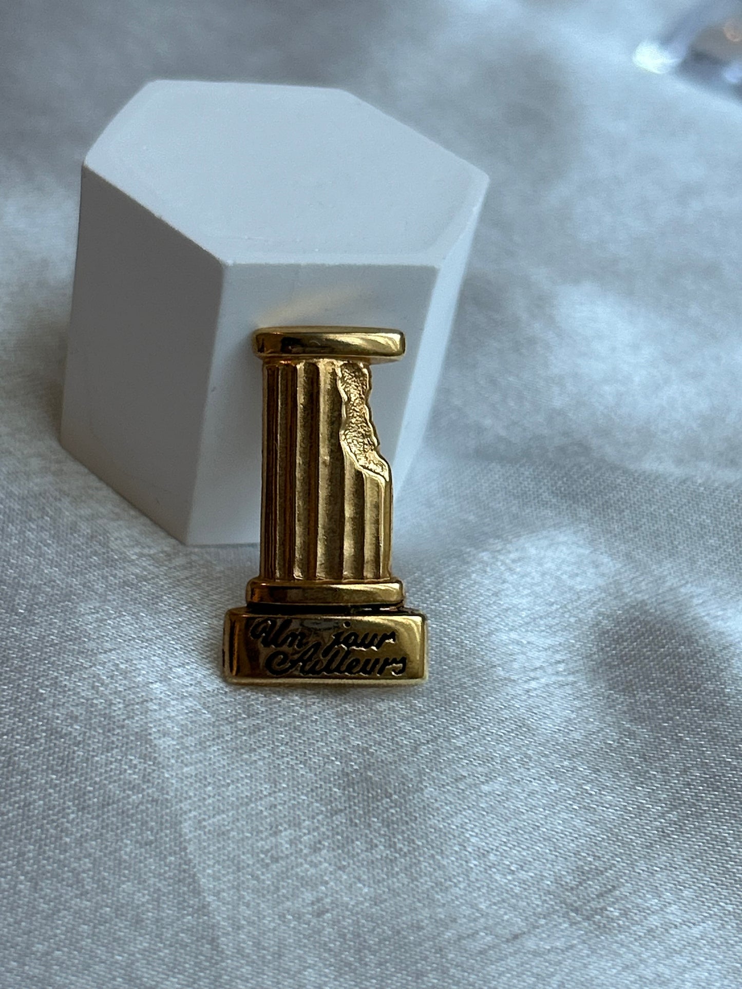 Broche vintage « un jours ailleurs » doré femme