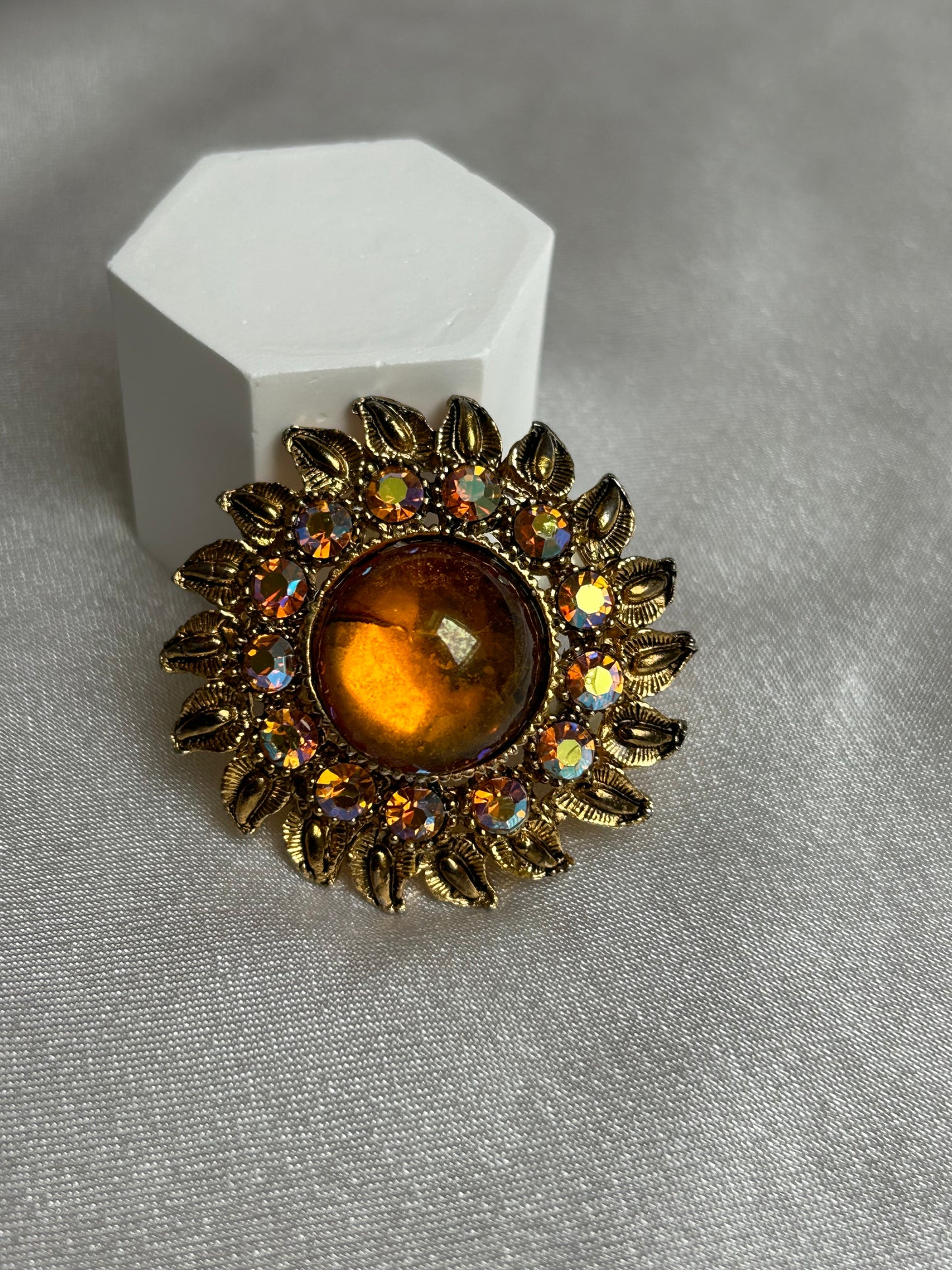Broche vintage doré et strass style soleil fleur