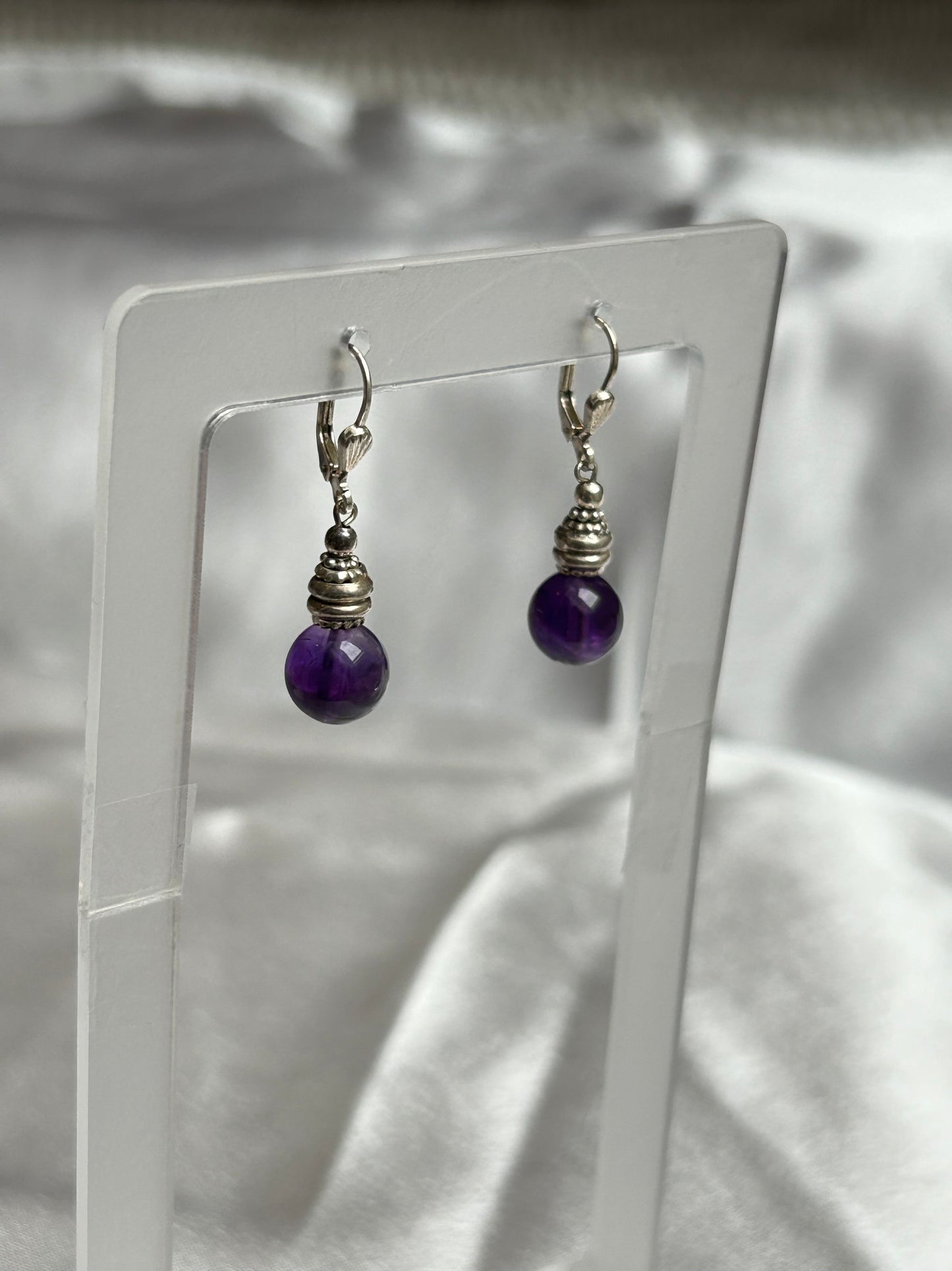 Boucles d’oreilles pendantes style dormeuse en argent et pierre violettes