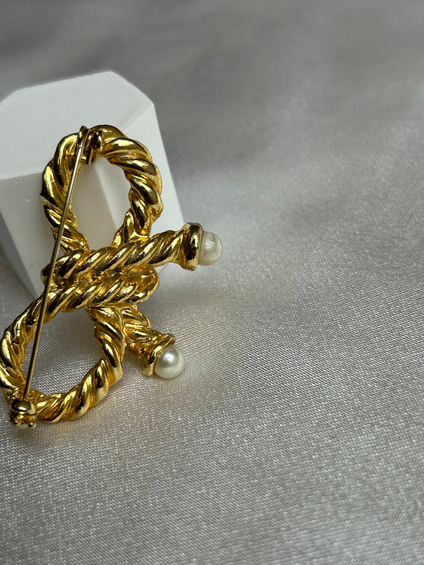 Broche vintage doré modèle noeud et perles