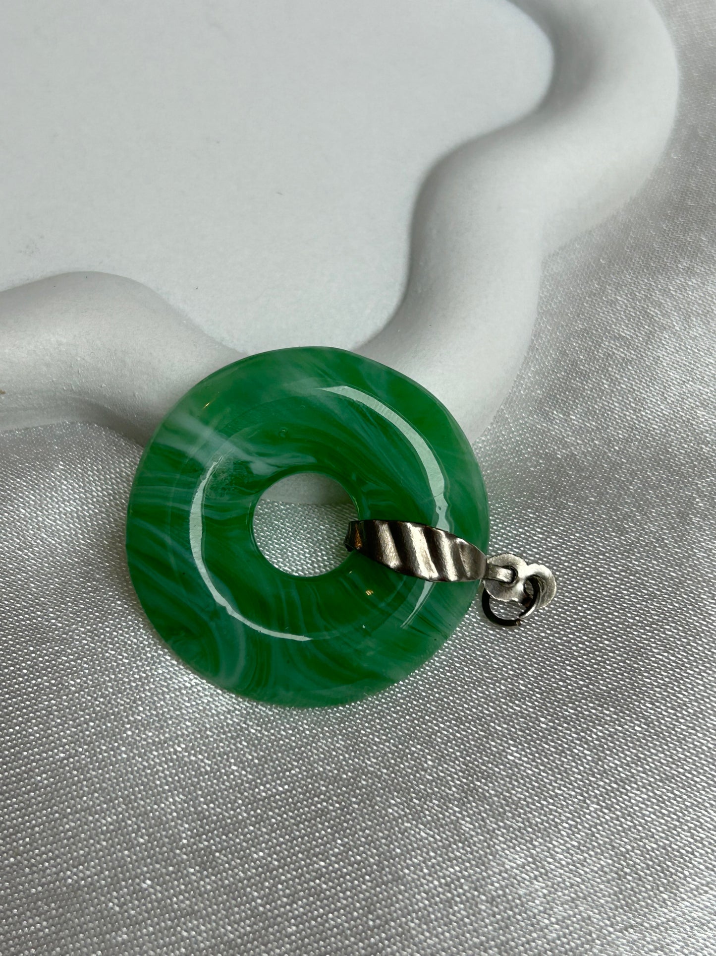 Pendentif vintage cercle vert marbre et Métal argenté