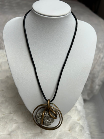 Jolie collier vintage assez atypique noir et pierre argenté