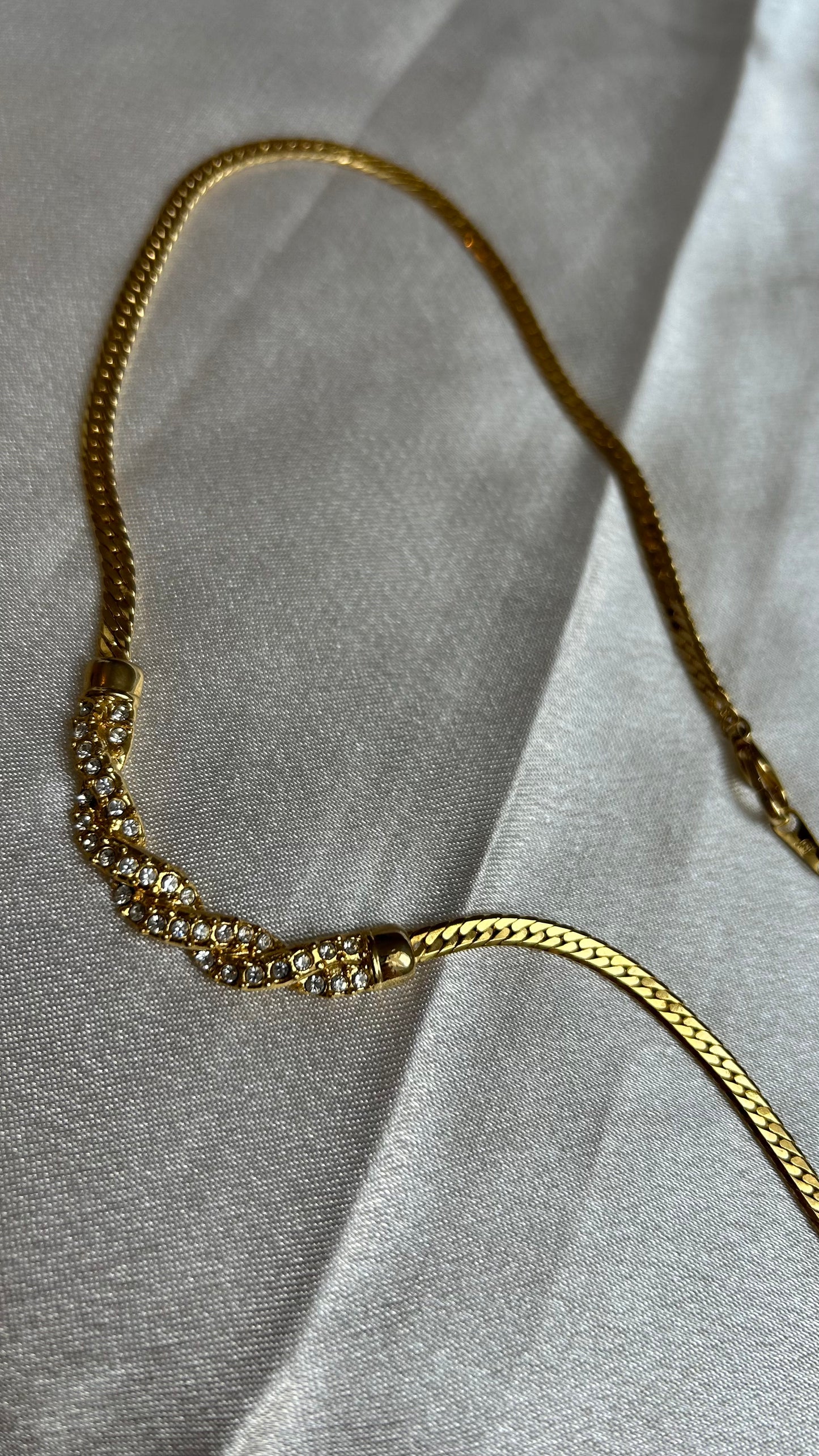 Collier doré et strass vintage signé D