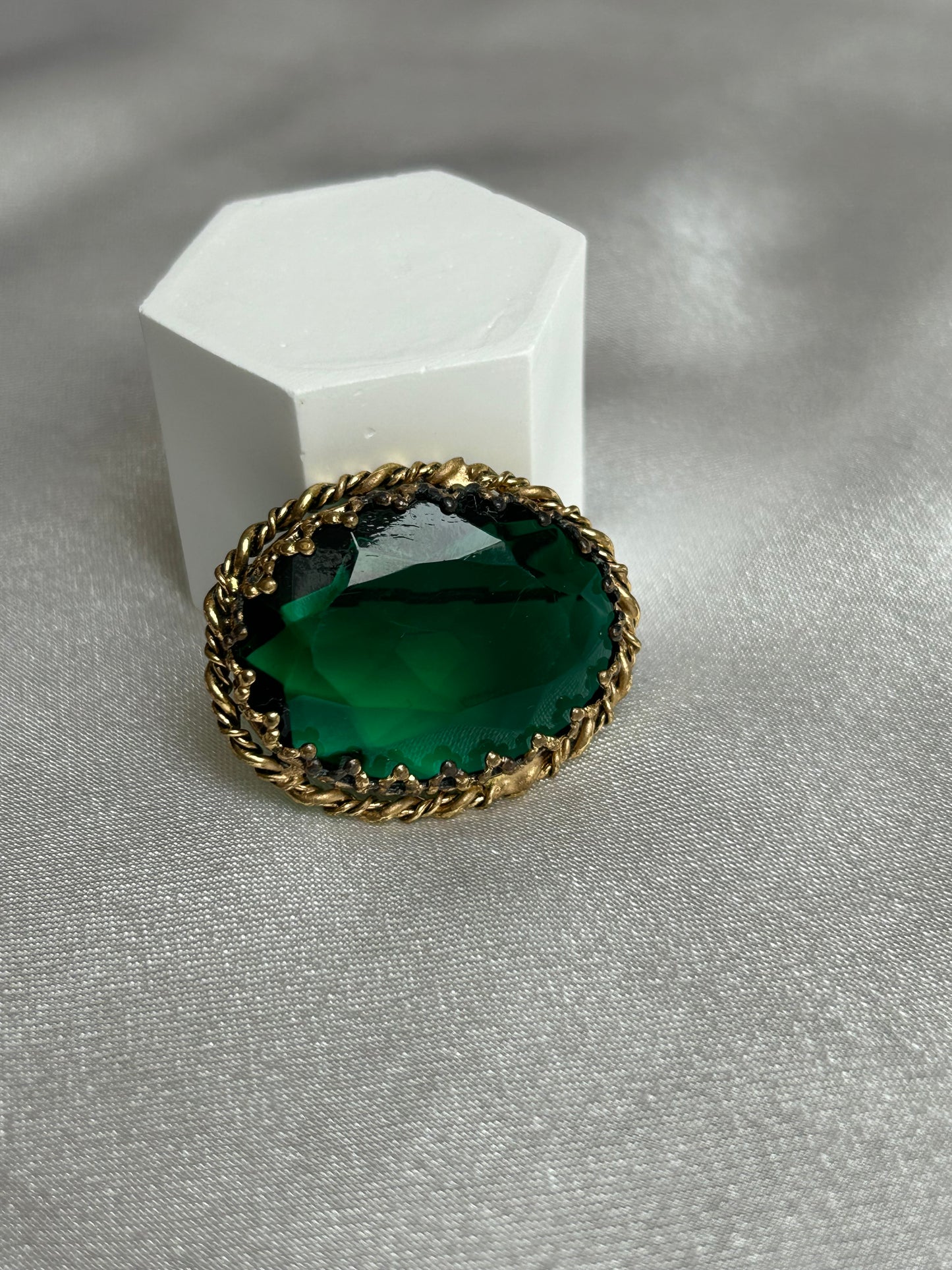 Broche vintage doré bronze et pierre verte