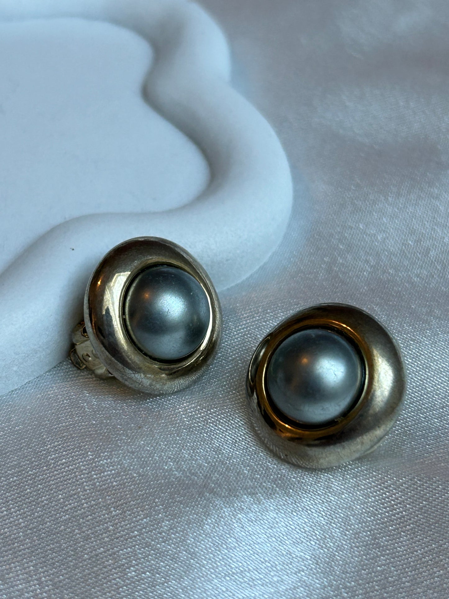 Boucles d’oreille à pins vintage doré et perle grise