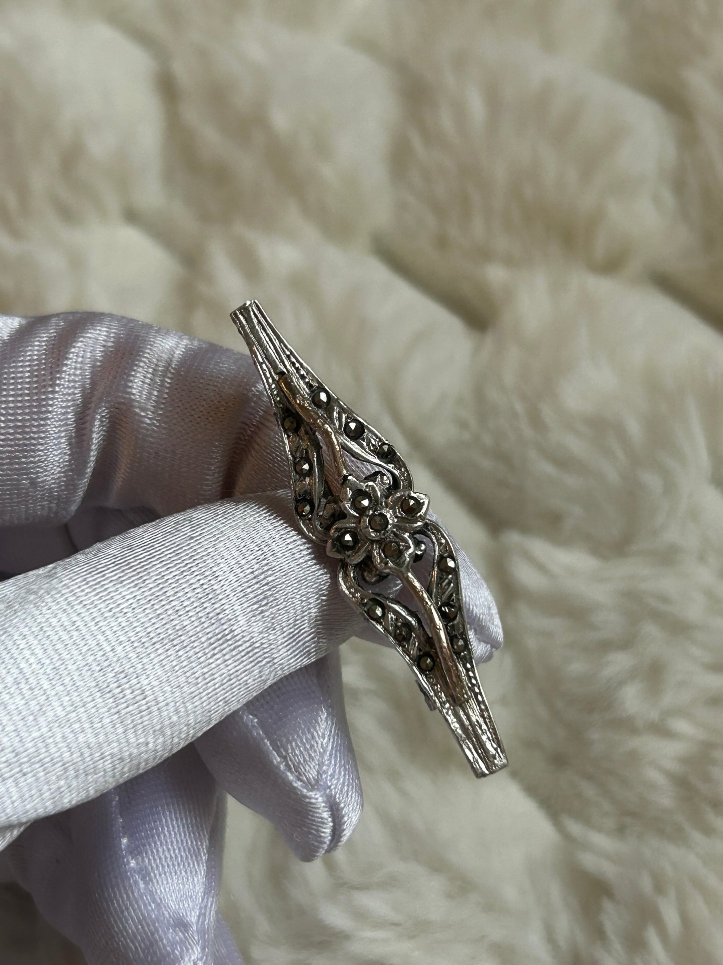 Broche en argent vintage et strass gris