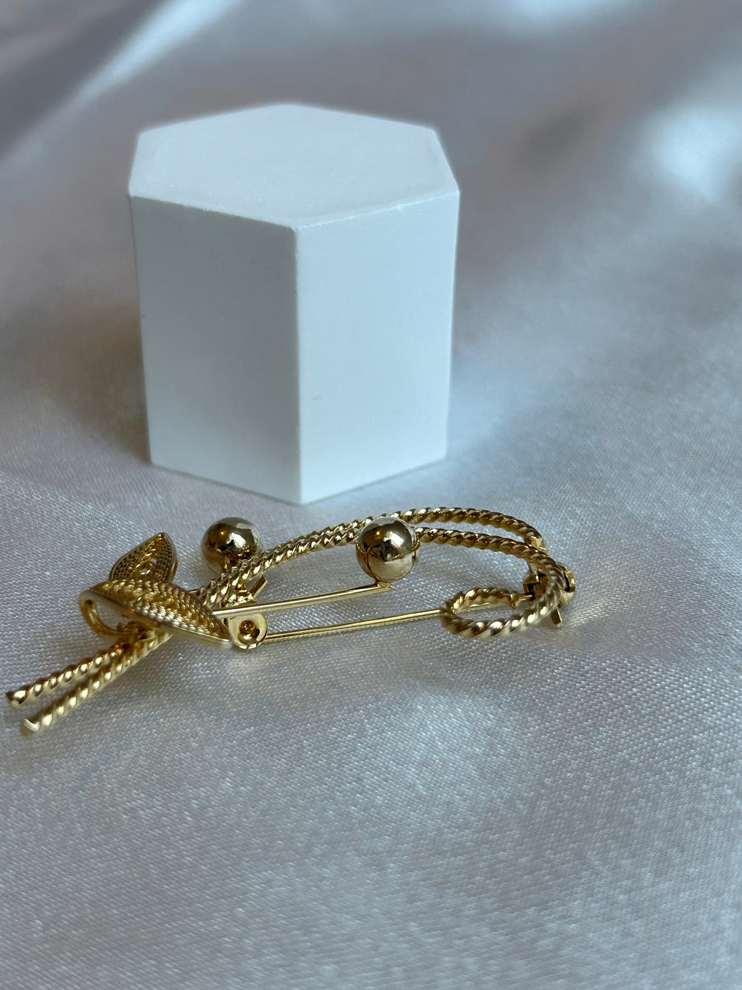 Broche vintage doré femme feuille et boules d’or