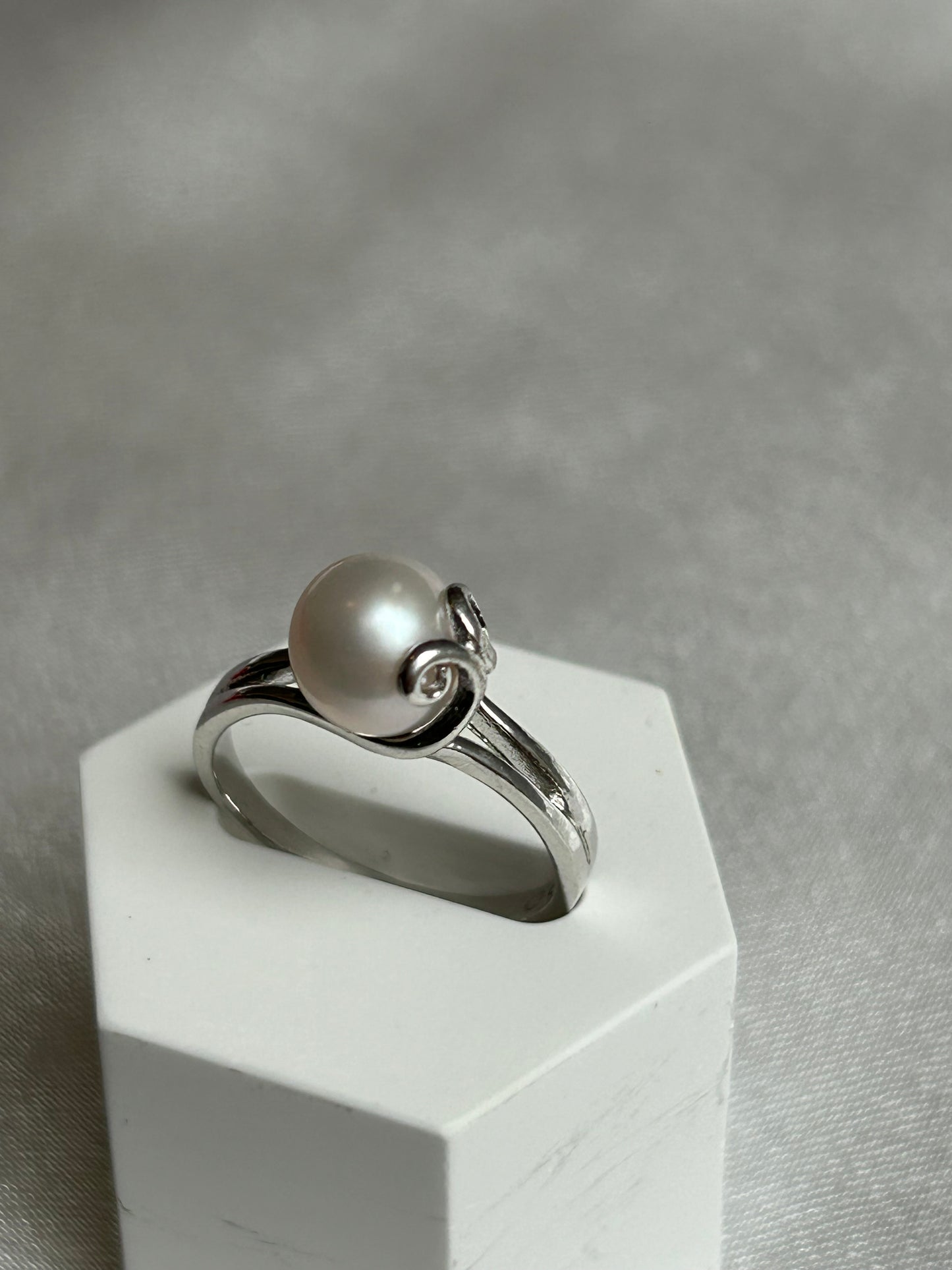 Bague en argent ornée d’une perle de culture taille 58