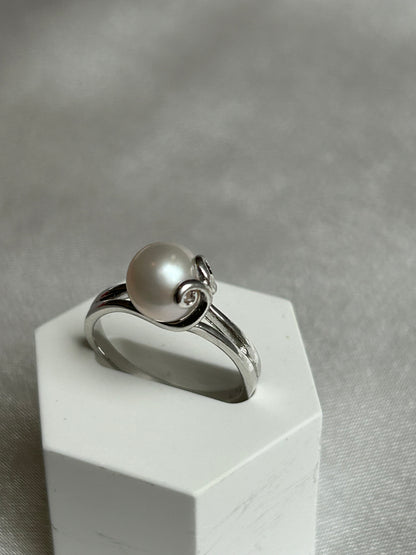 Bague en argent ornée d’une perle de culture taille 58