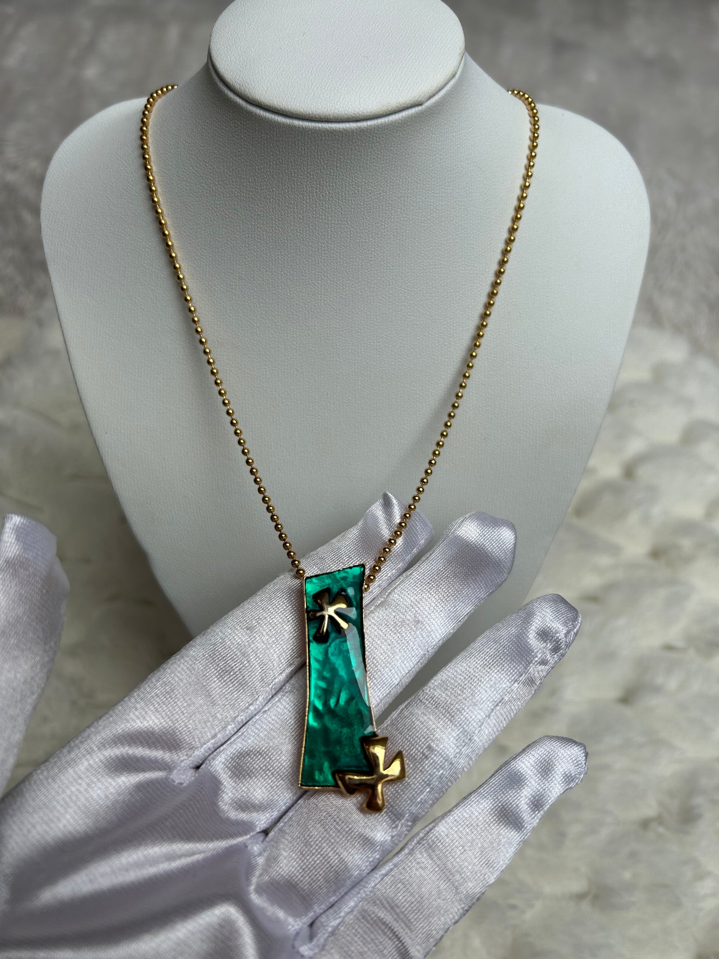 Magnifique collier d’occasion avec pendentif atypique