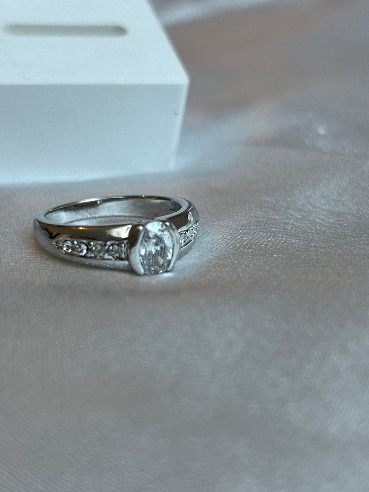 Bague argenté vintage à strass taille 58 poinçon triangle