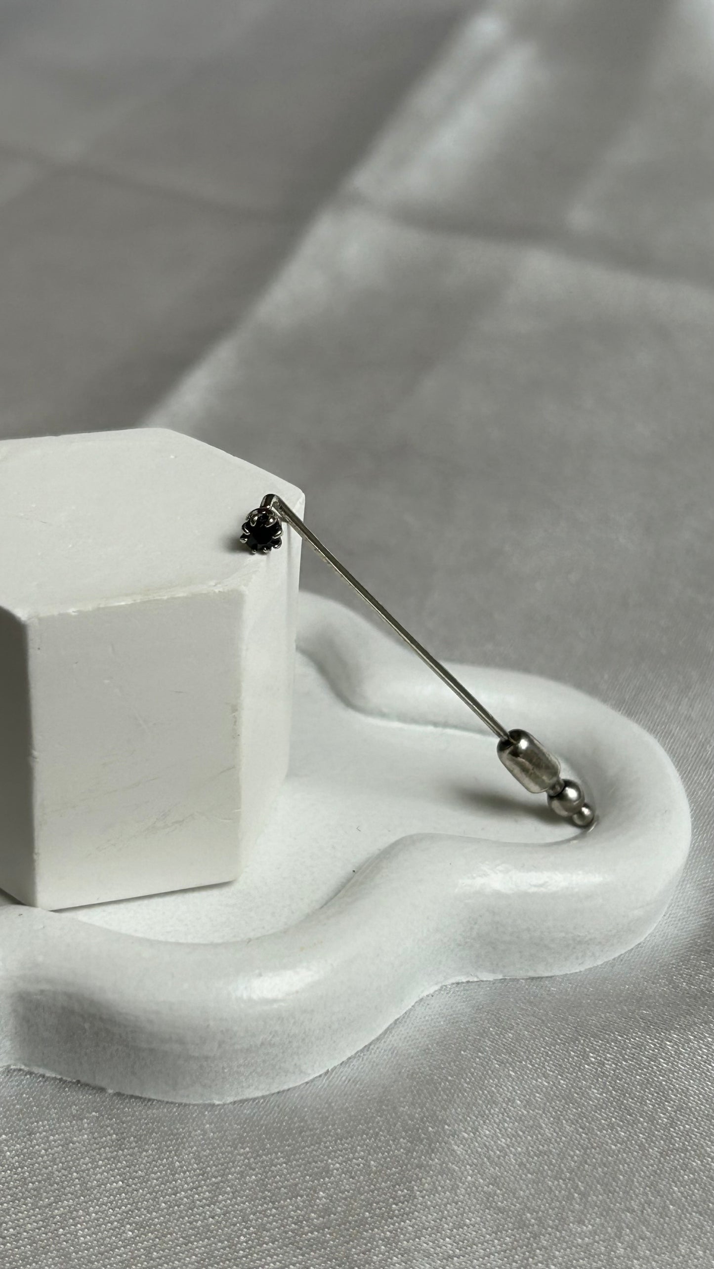 Broche vintage argenté refermable et pierre