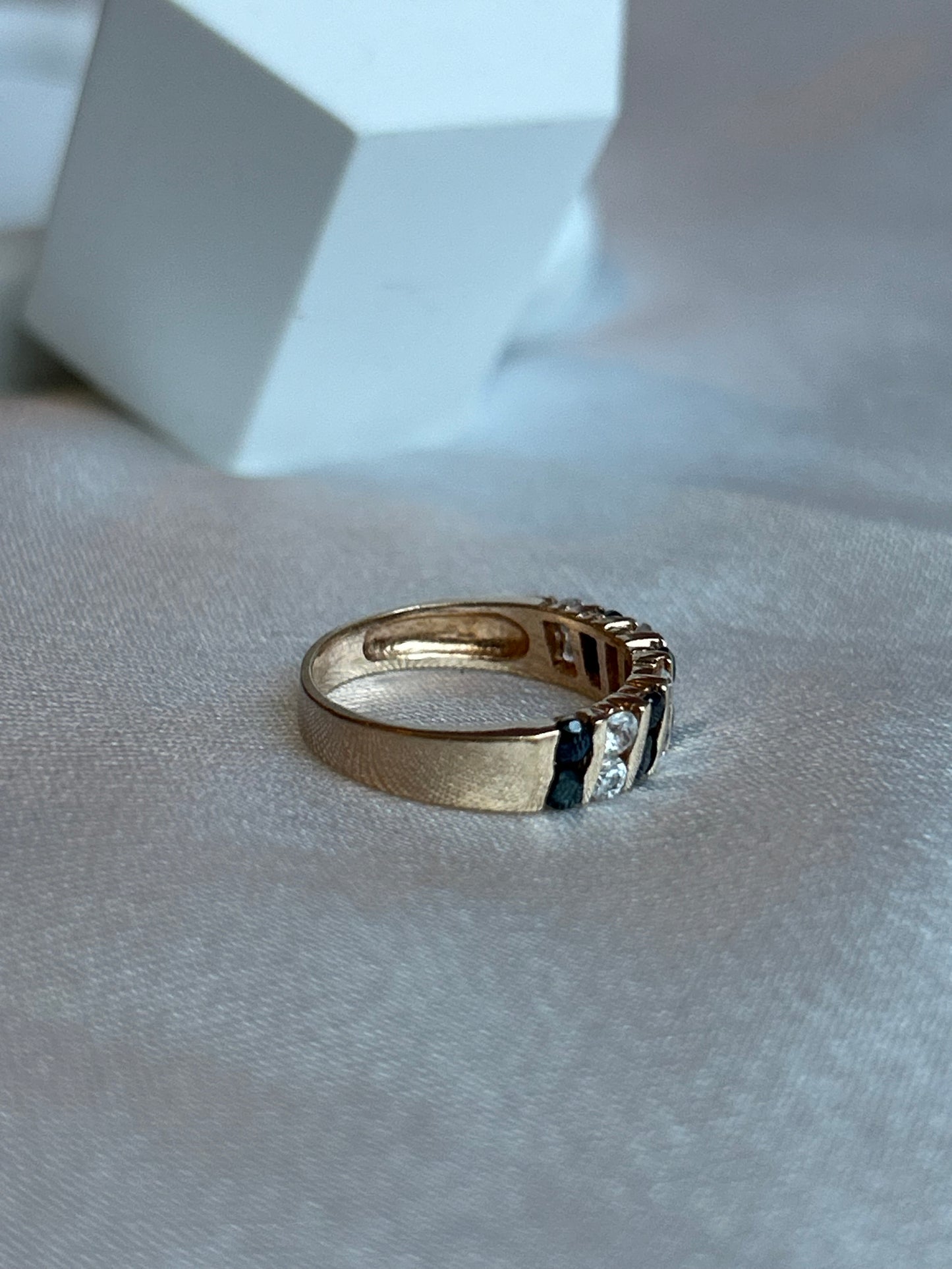 Bague en plaqué or taille 51 et pierre bleu nuit et transparente