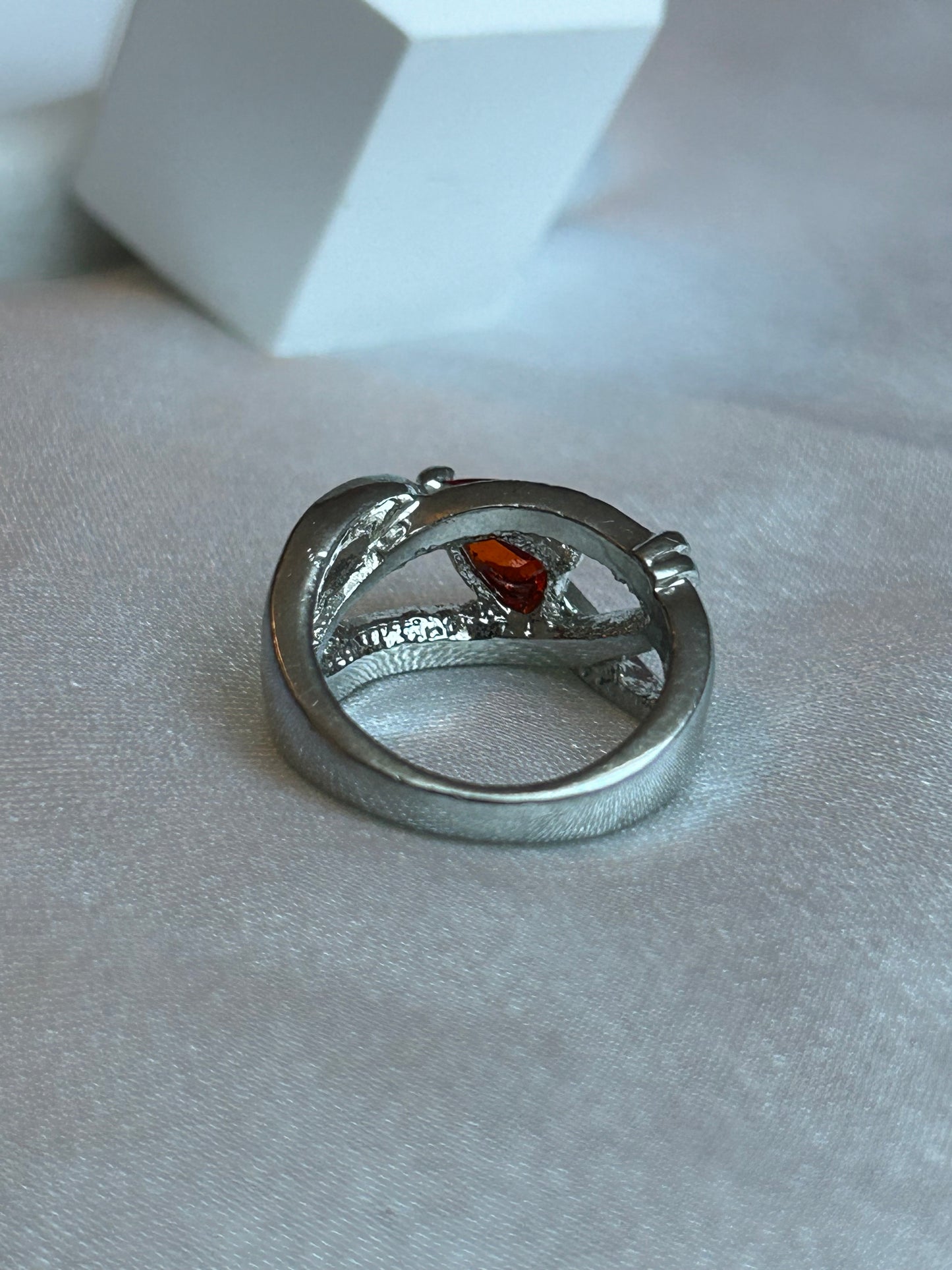 Bague vintage taille 58 argenté et strass rouge