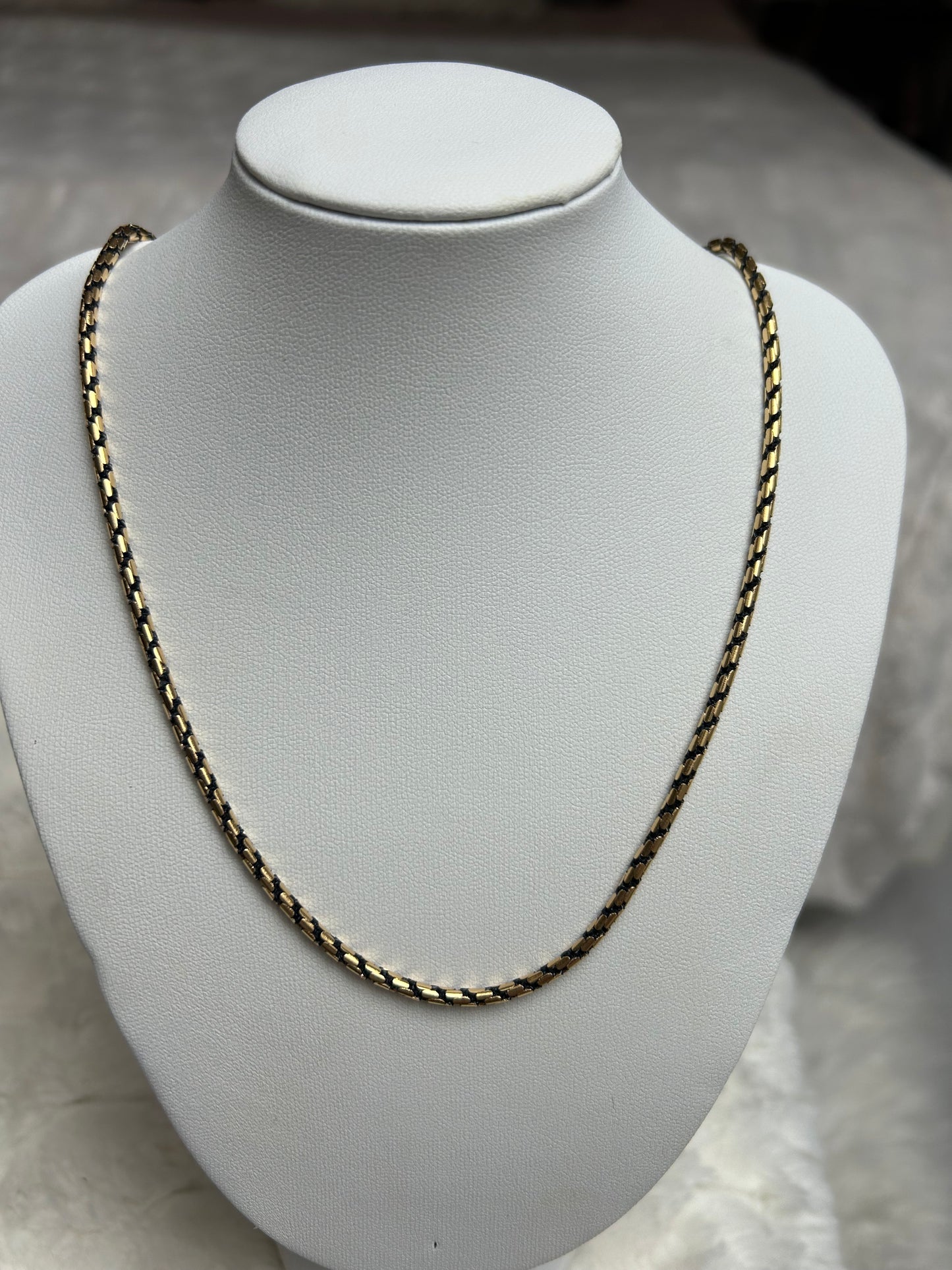 Jolie collier chaîne vintage torsadé noir et doré