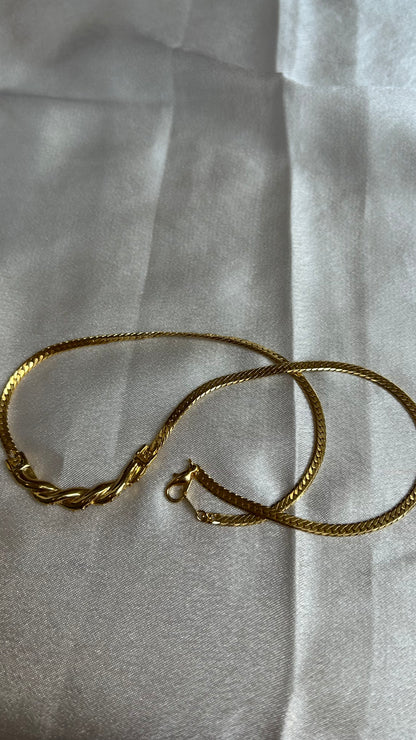 Collier doré et strass vintage signé D