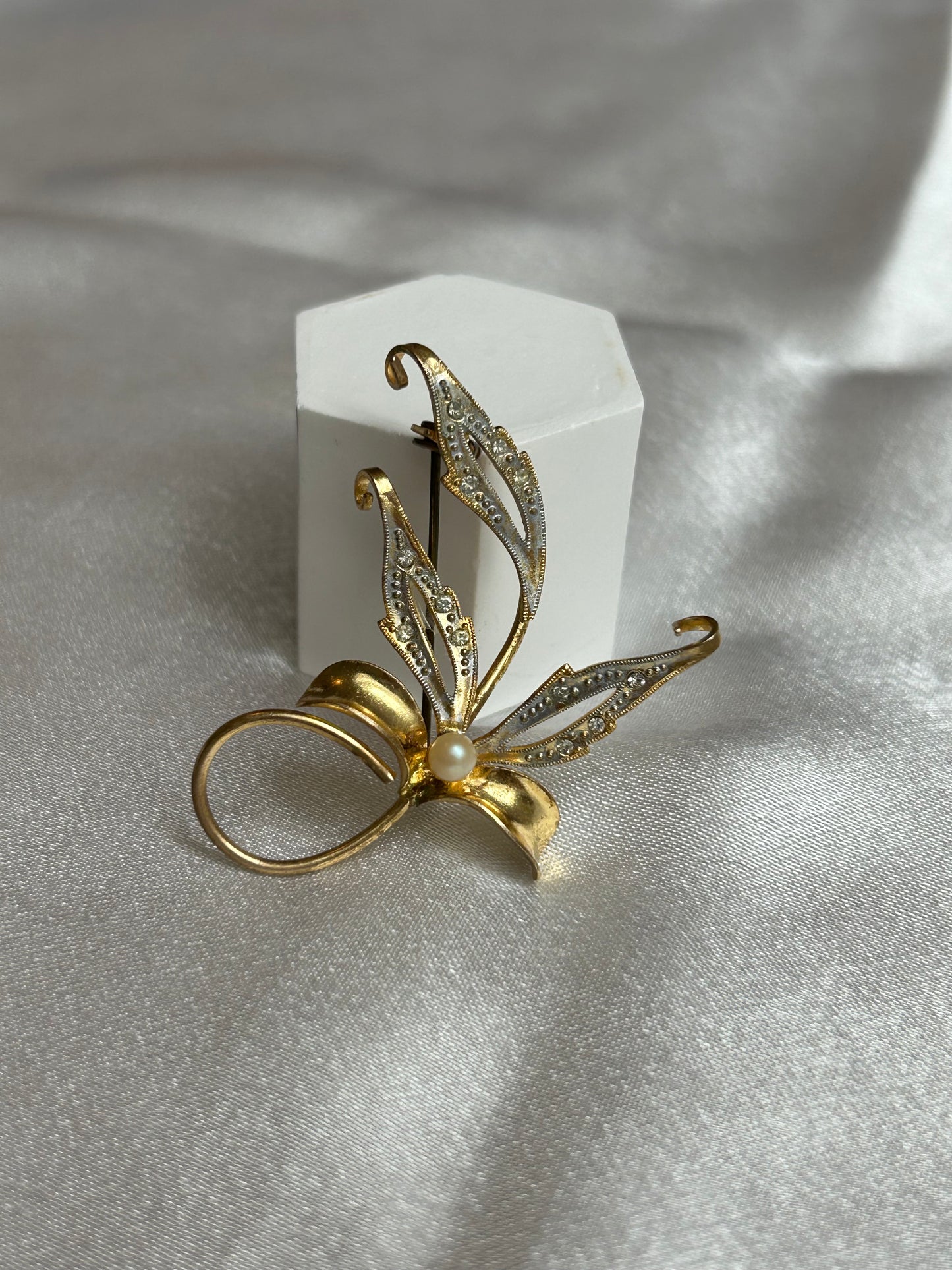 Broche vintage doré et argenté feuille et perle