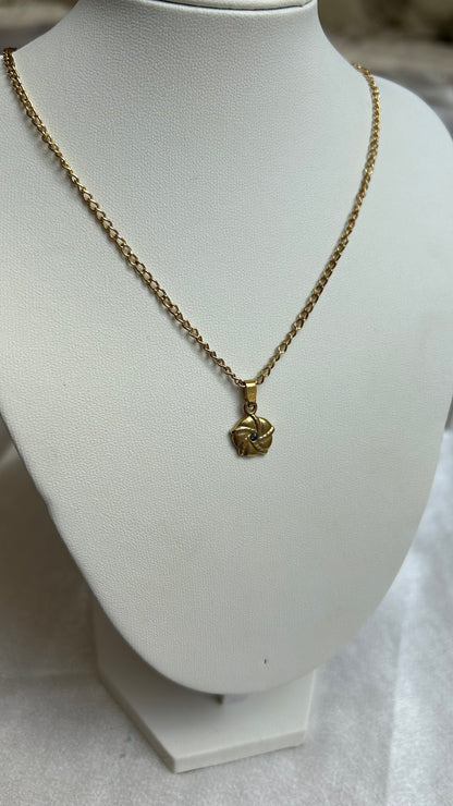 Collier vintage doré et pendentif doré