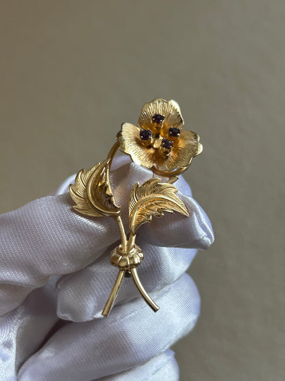 Broche doré en plaqué or modèle fleur et strass violets