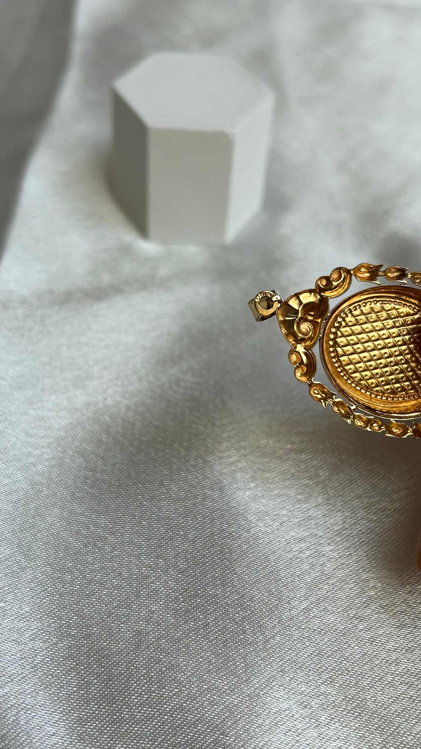 Pendentif vintage en plaqué or art déco