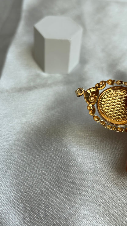 Pendentif vintage en plaqué or art déco