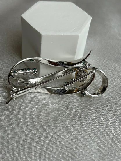 Broche vintage argenté et pierre verte