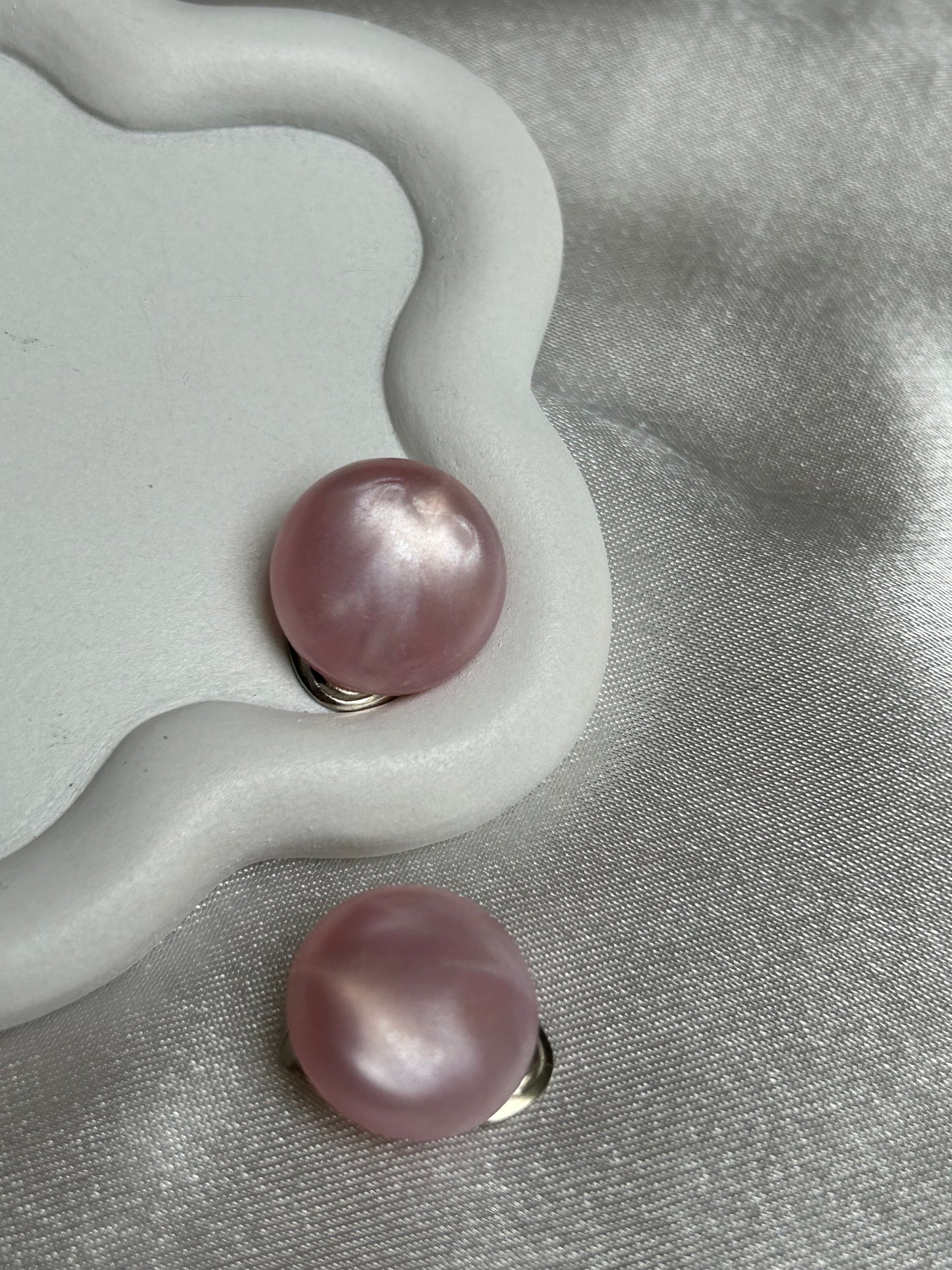 Boucles d’oreilles vintage pins rose nacré