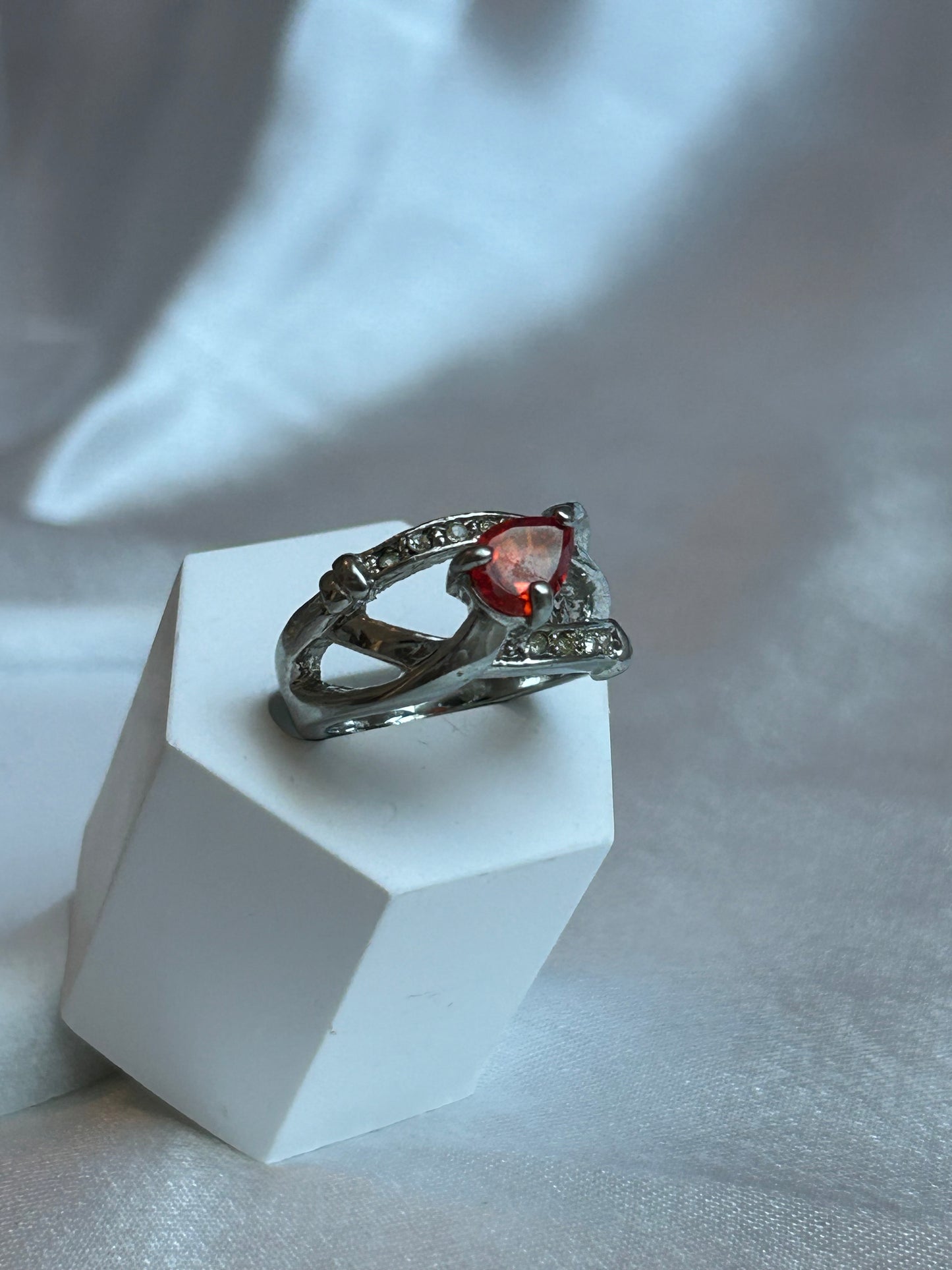 Bague vintage taille 58 argenté et strass rouge