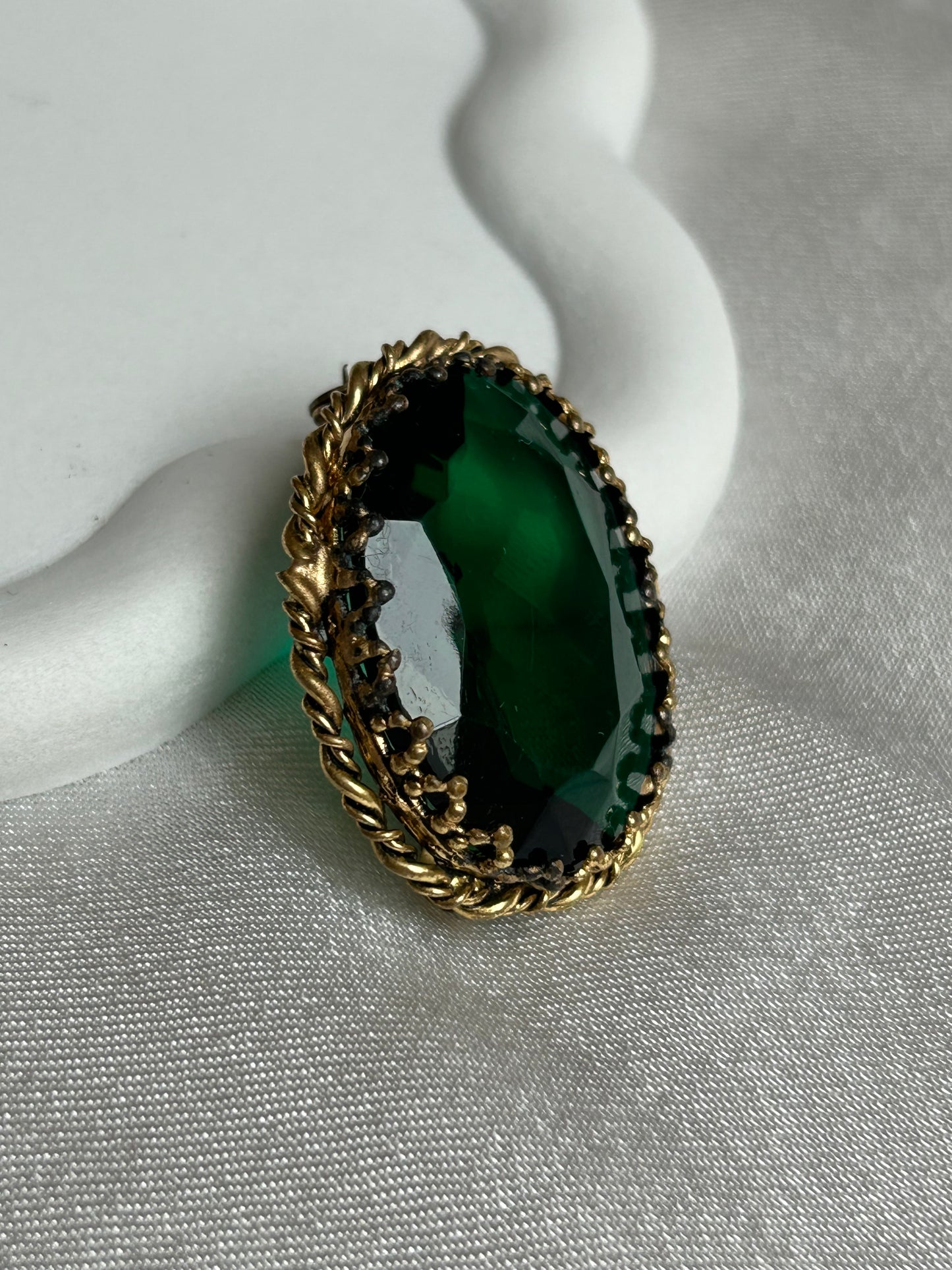 Broche vintage doré bronze et pierre verte