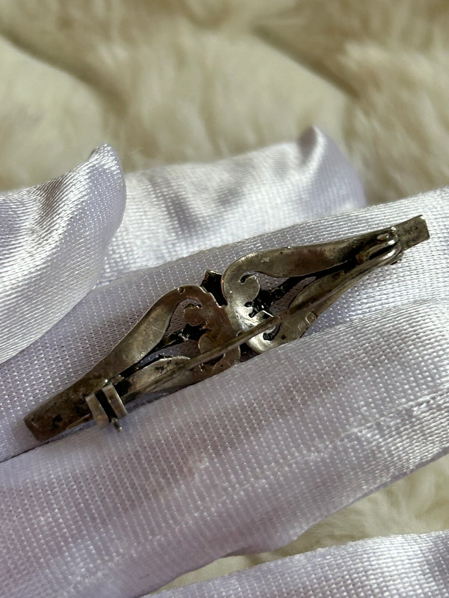 Broche en argent vintage et strass gris