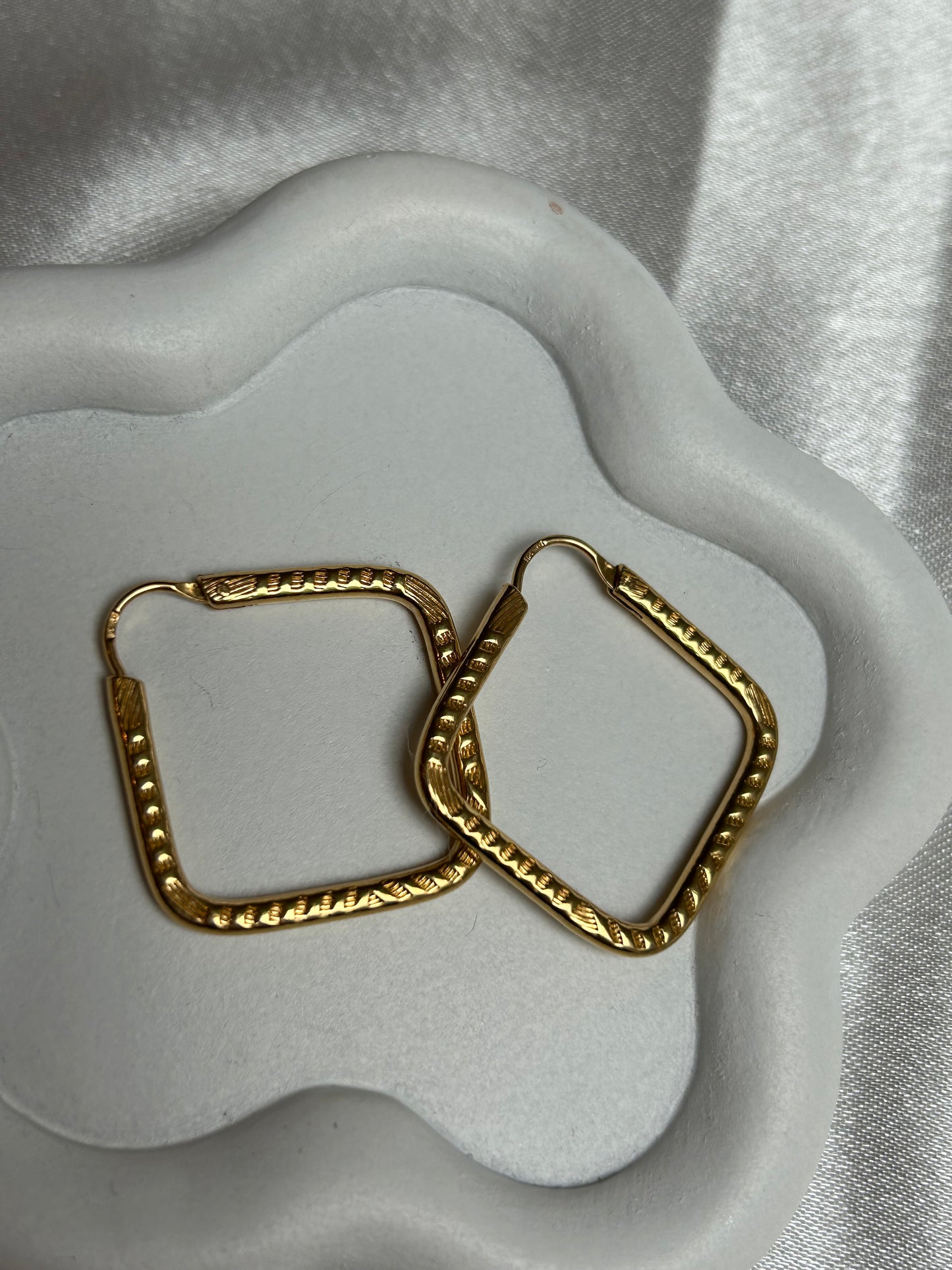 Boucle d’oreille style créoles losange en plaqué or