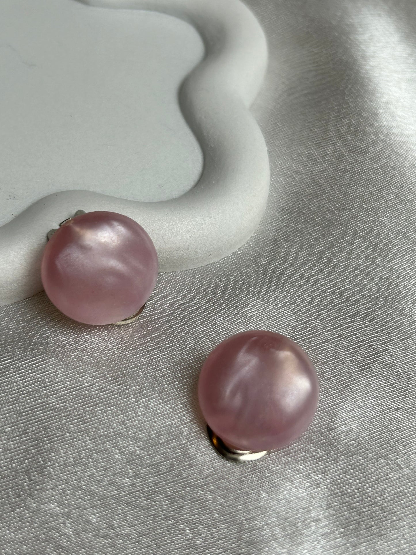 Boucles d’oreilles vintage pins rose nacré