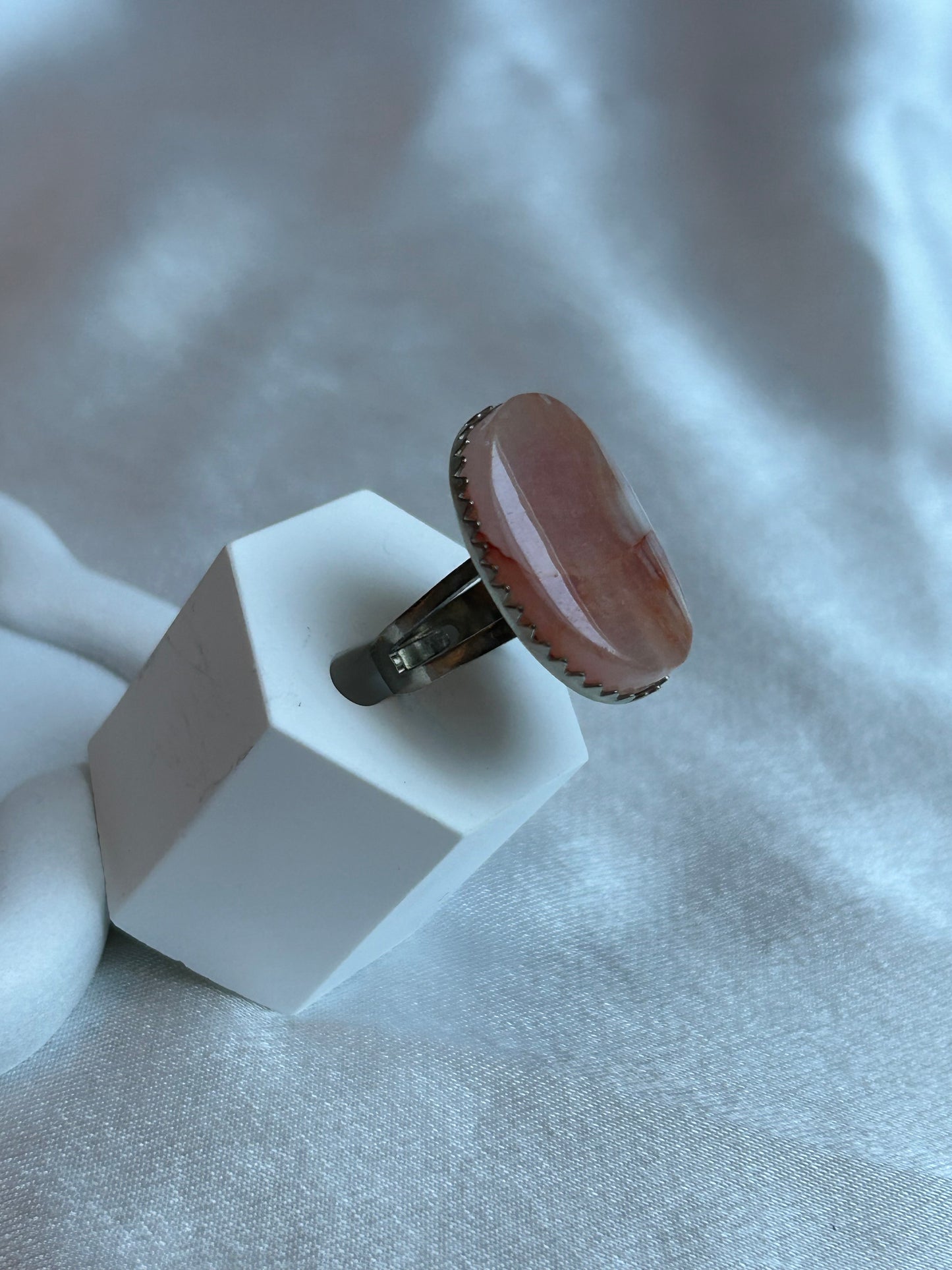 Bague vintage taille ajustable et pierre marbrée rose