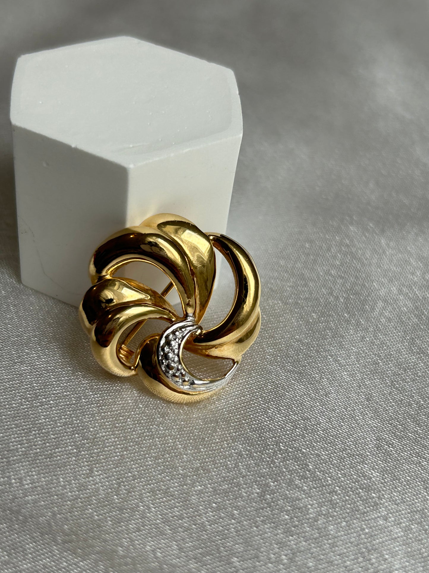 Broche plaqué or bicolore fleur