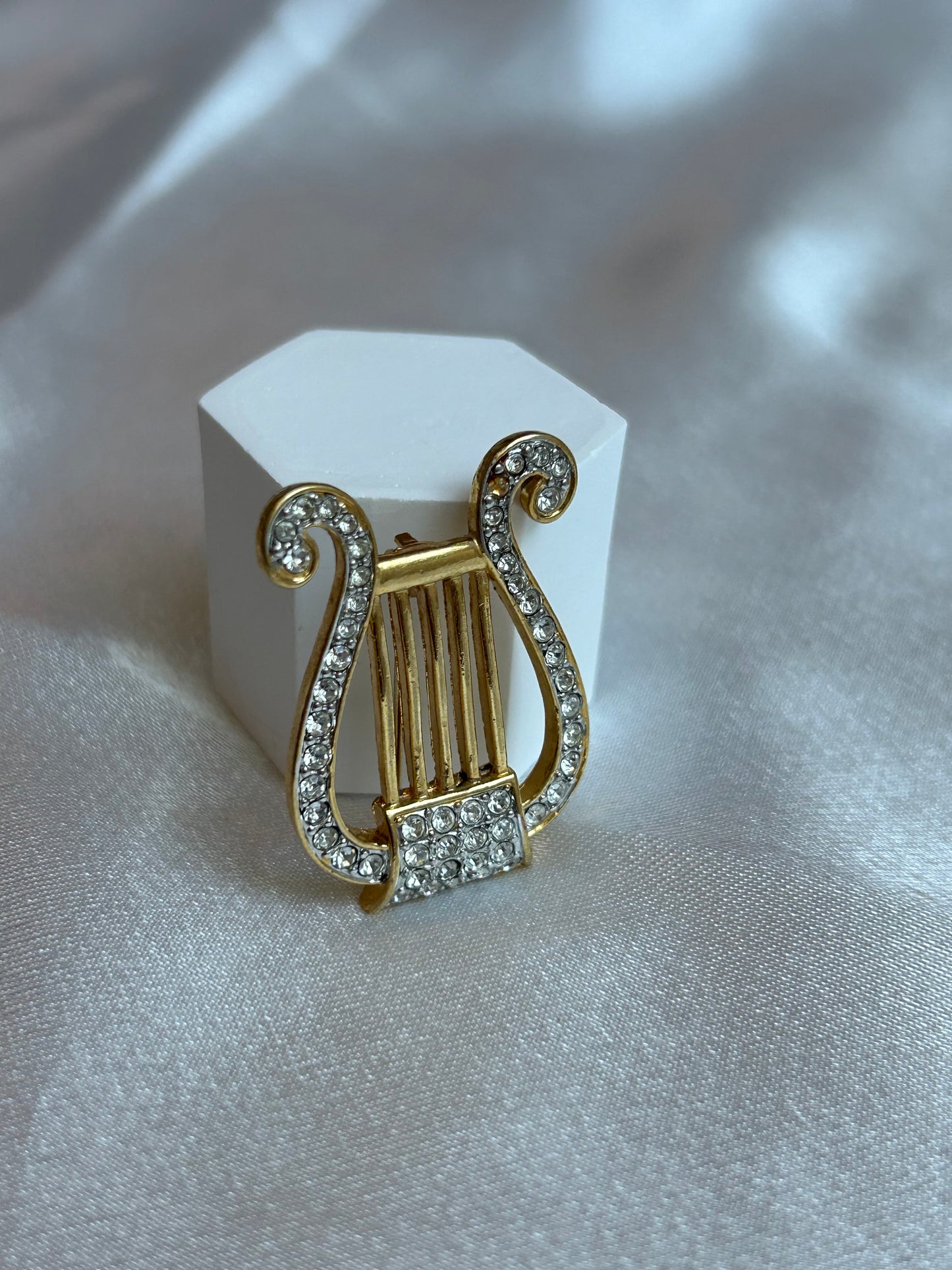 Broche vintage atypique note de musique et strass