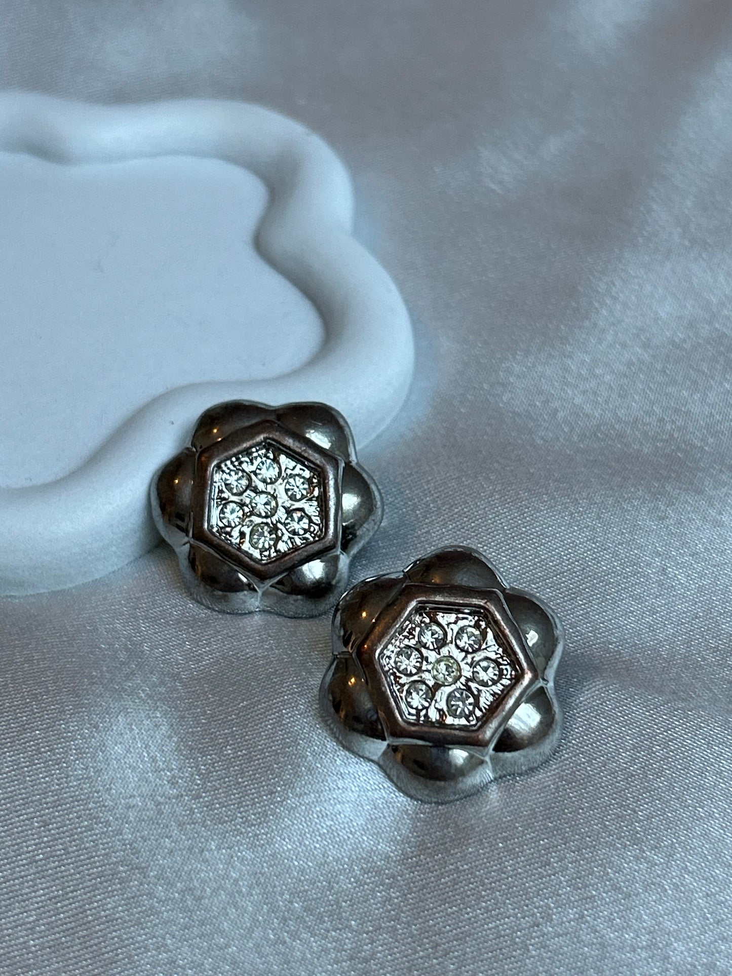 Boucles d’oreilles à strass format pins vintage fleure