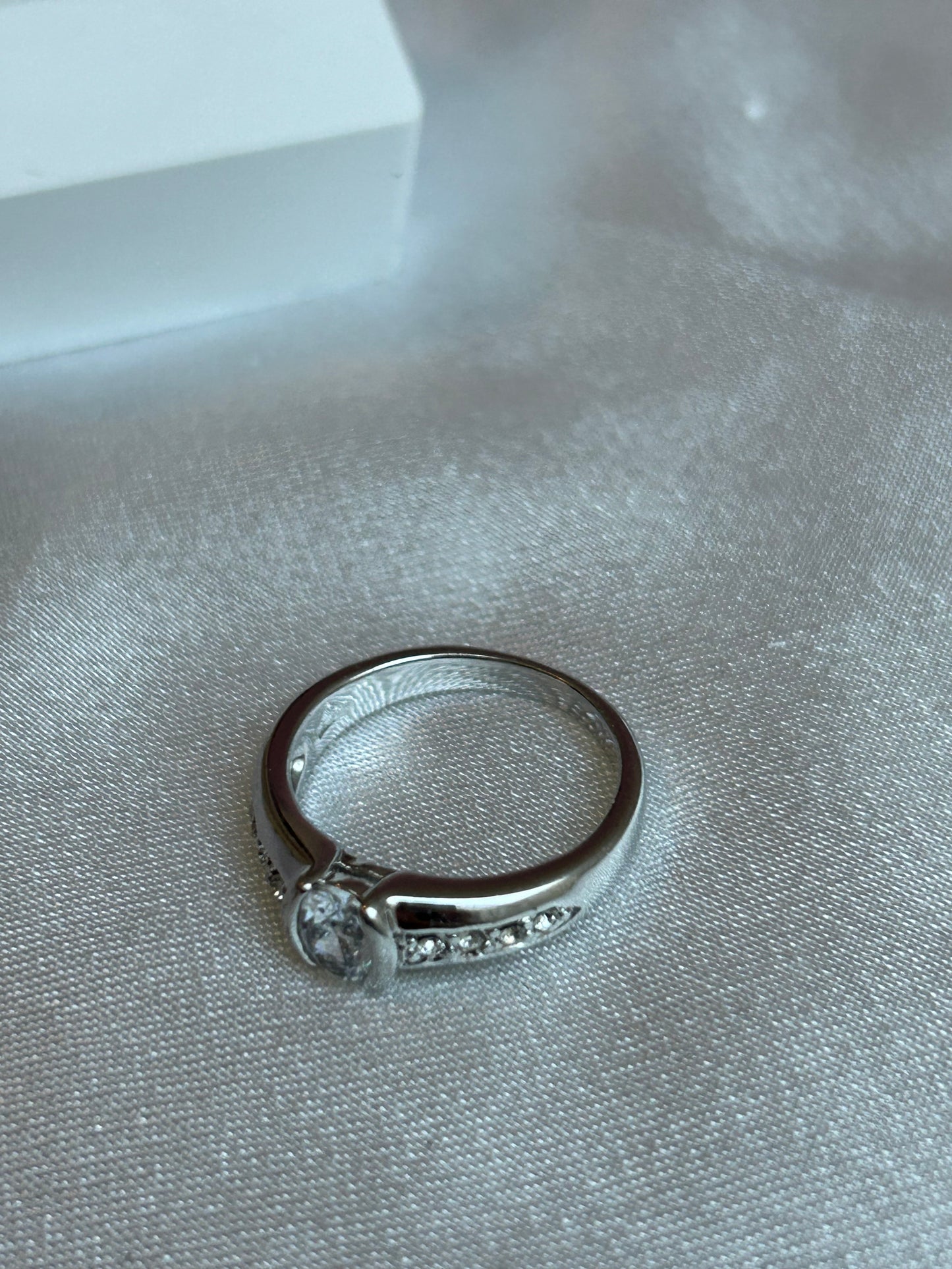 Bague argenté vintage à strass taille 58 poinçon triangle