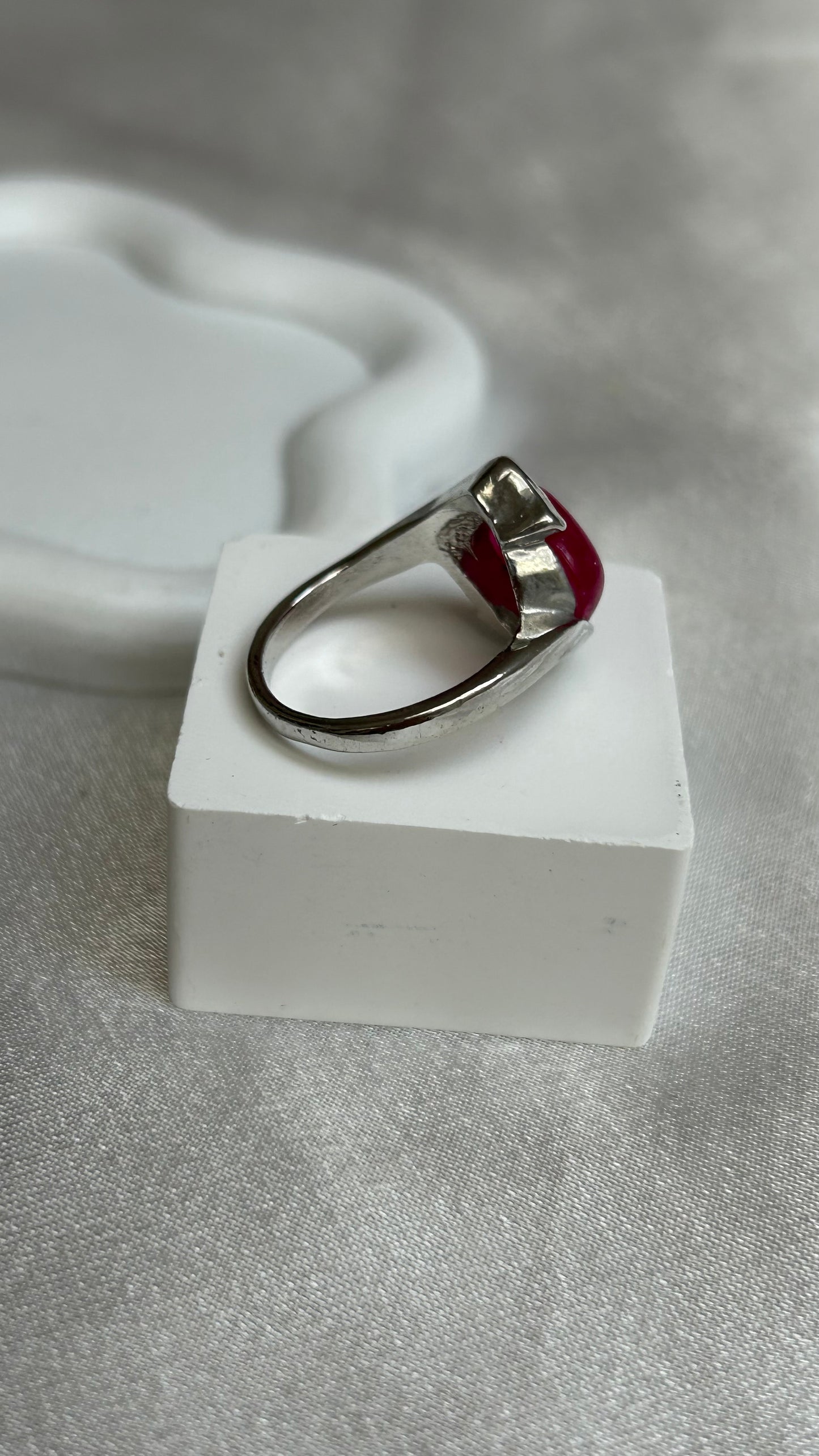 Bague vintage argenté et pierre rose fuseau taille 59