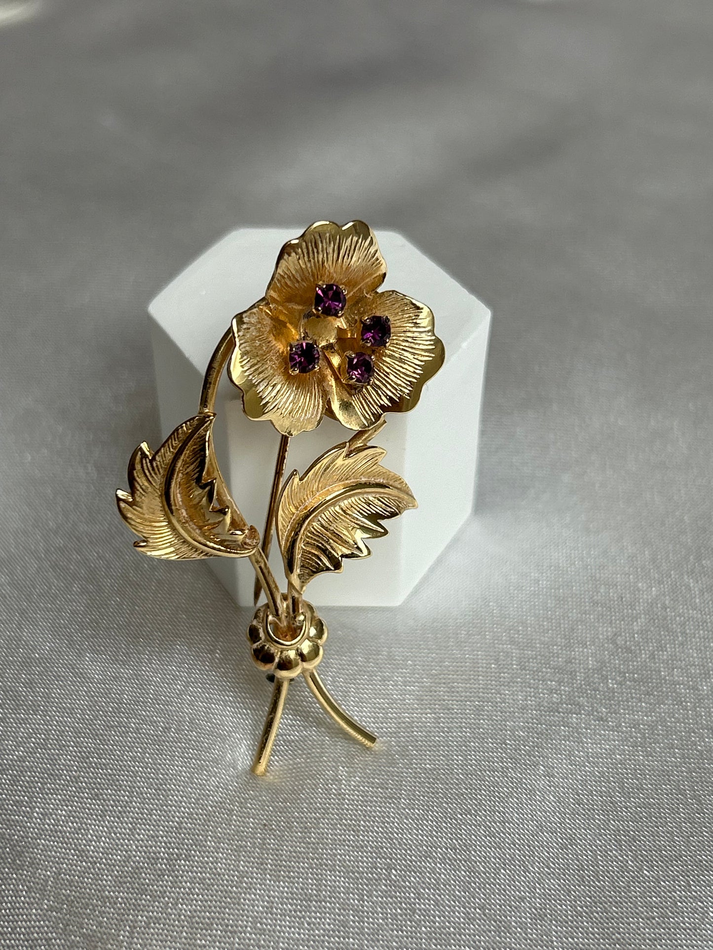 Broche doré en plaqué or modèle fleur et strass violets
