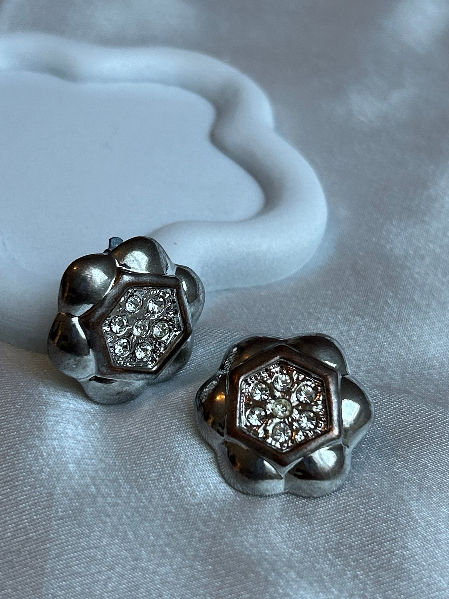 Boucles d’oreilles à strass format pins vintage fleure