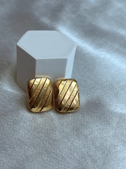 Puces d’oreilles en plaqué or modèle rectangle