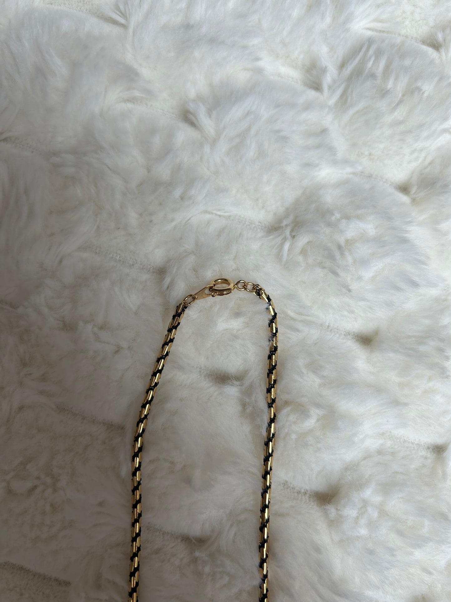 Jolie collier chaîne vintage torsadé noir et doré