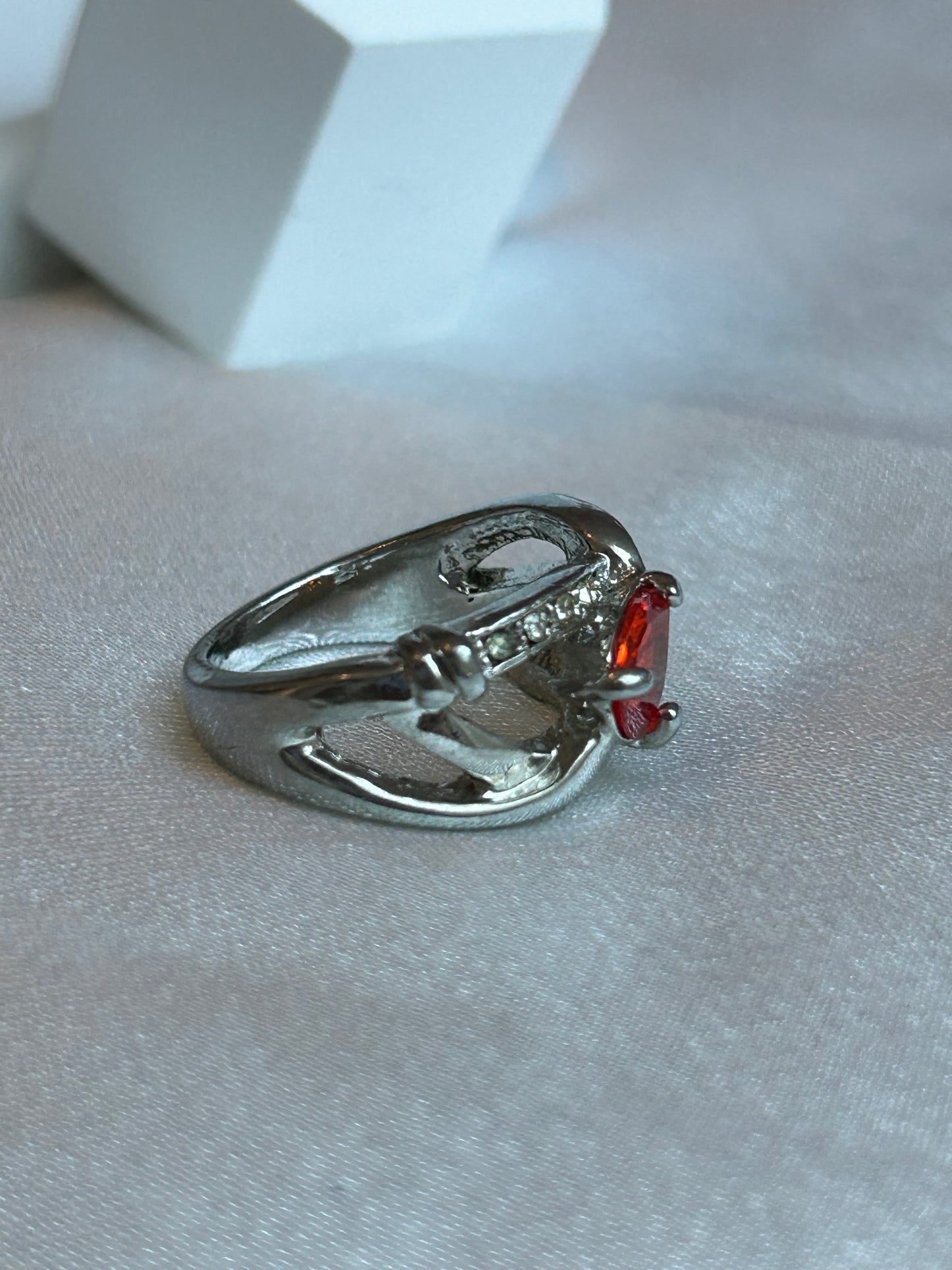 Bague vintage taille 58 argenté et strass rouge
