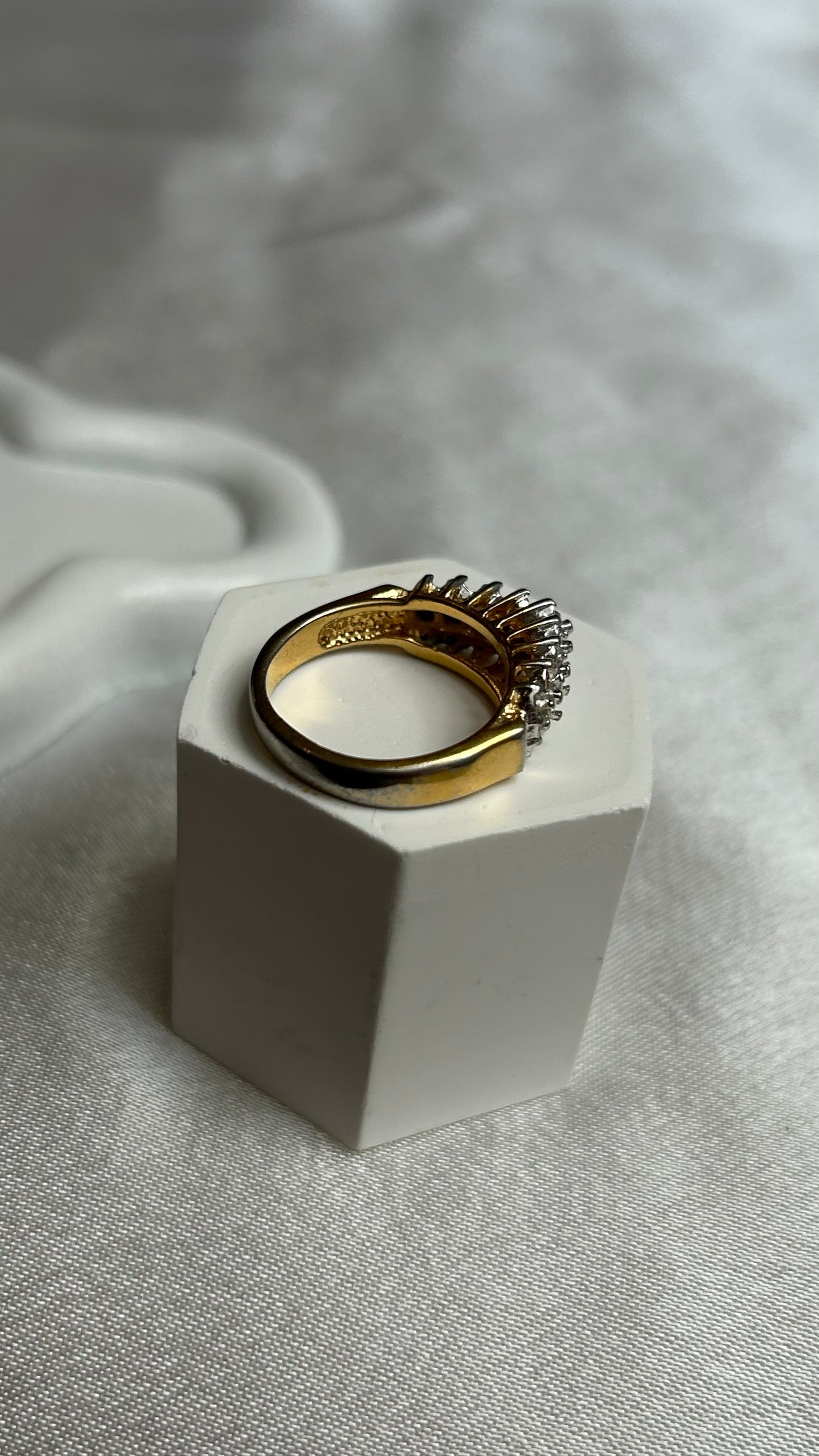 Bague vintage plaqué or et strass rouges et transparents taille 52