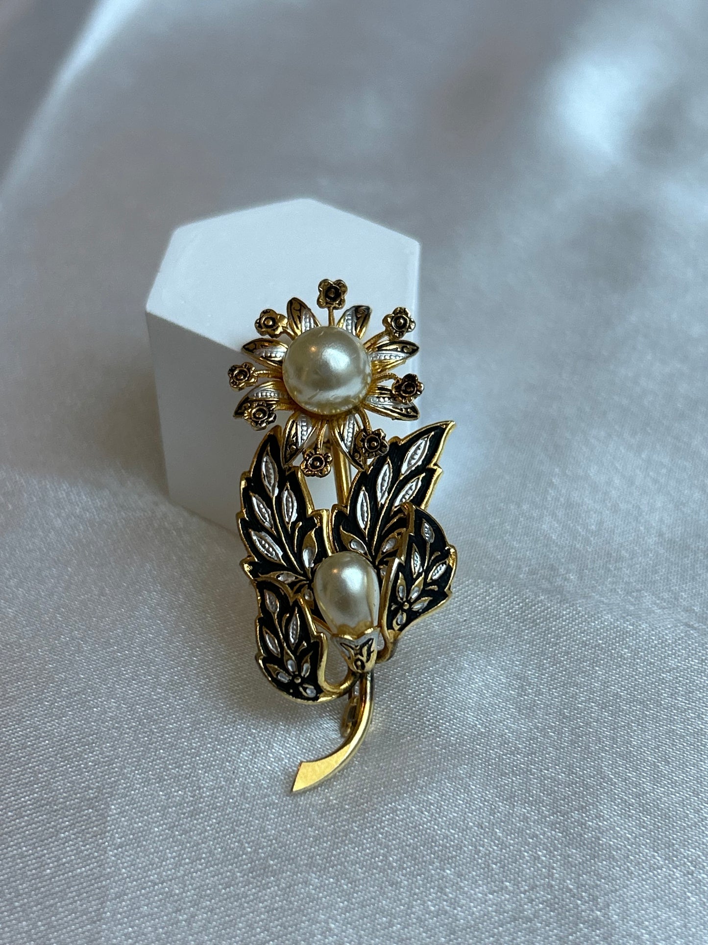 Broche en or de Tolède vintage fleur et perle style culture